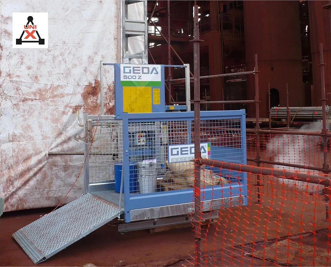 GEDA 500 Z en aturada industrial amb la plataforma carregada de material i rampa d'accés