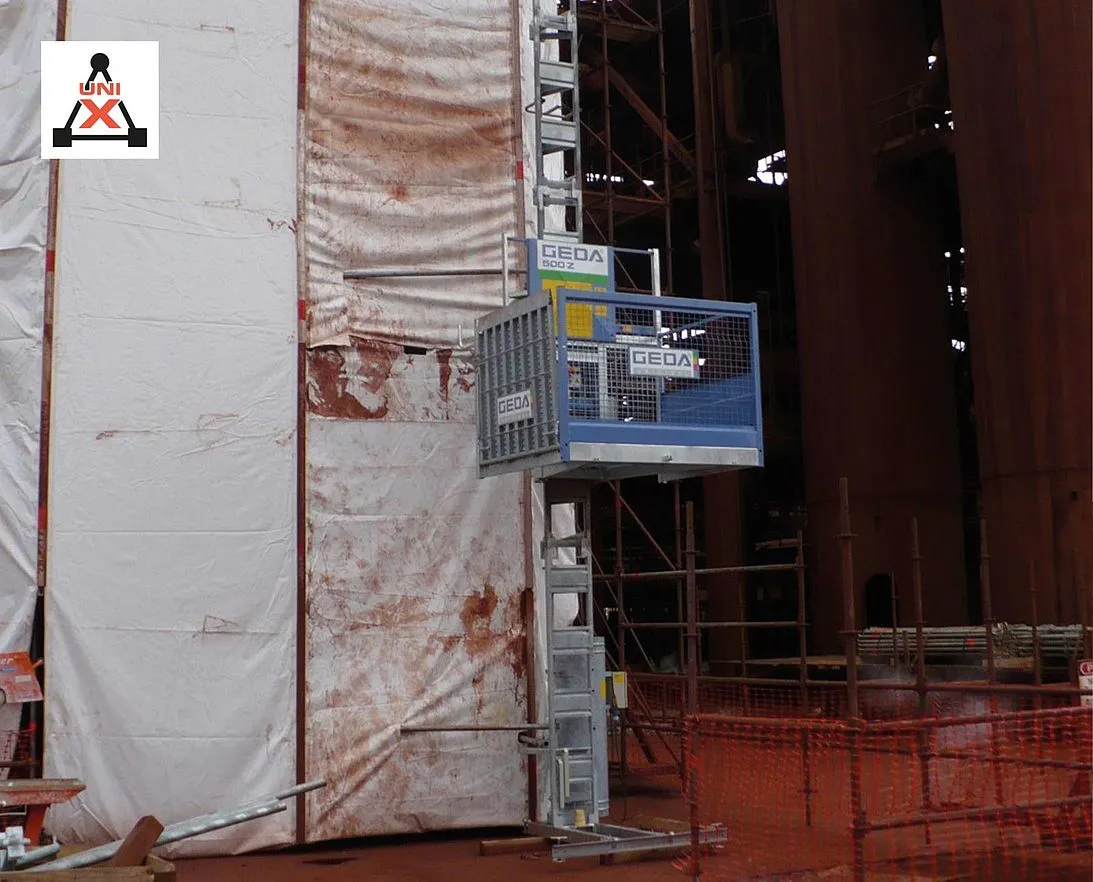 GEDA 500 Z pujant pel màstil a l'interior d'una nau industrial