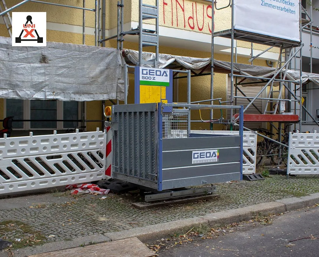 GEDA 500 Z a peu de carrer durant la rehabilitació d'una façana