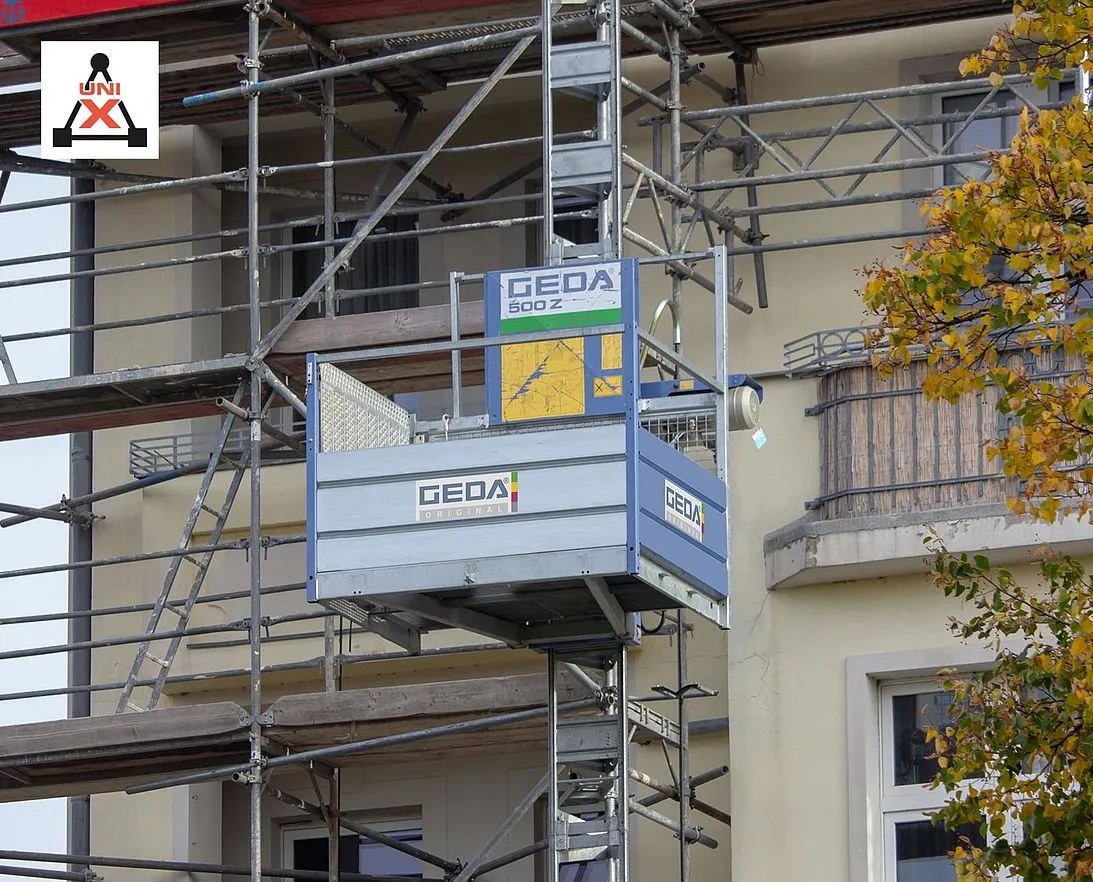 GEDA 500 Z muntat sobre bastida en una façana residencial