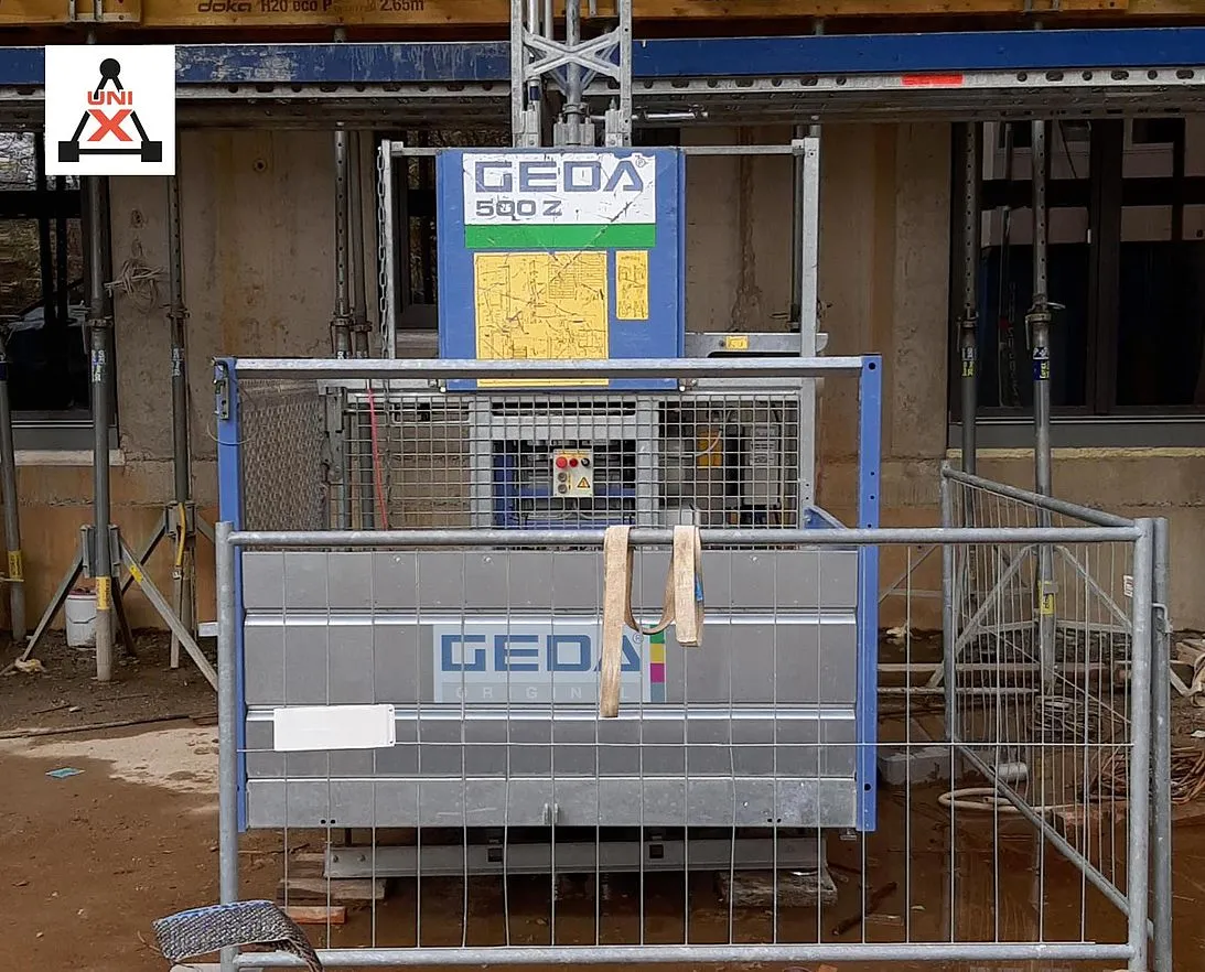 GEDA 500 Z a peu d'obra al costat de l'estructura de bastida