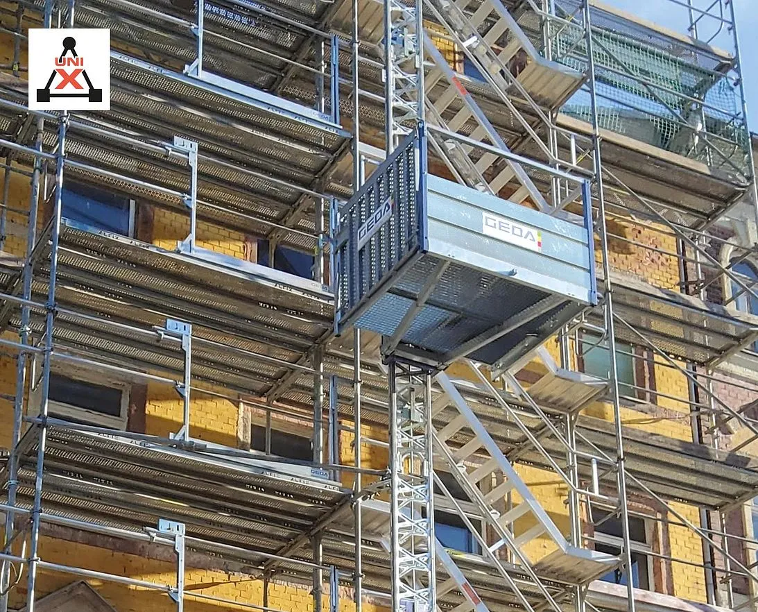 GEDA 500 Z instal·lat sobre bastida pujant per una façana d'obra en altura